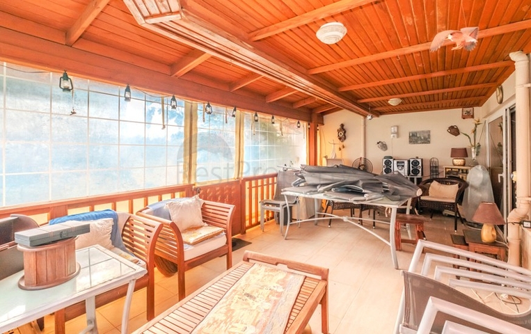 Просторная меблированная вилла всего в 50 м от моря в районе Паяллар / Аланья