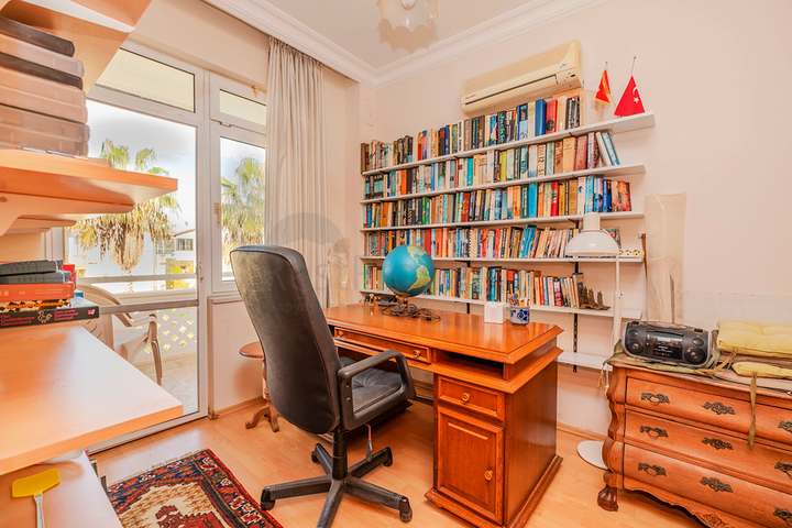 Просторная меблированная вилла всего в 50 м от моря в районе Паяллар / Аланья