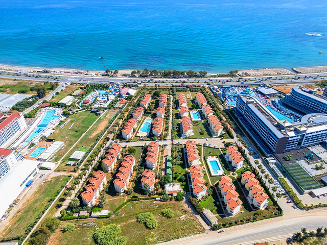 Просторная меблированная вилла всего в 50 м от моря в районе Паяллар / Аланья