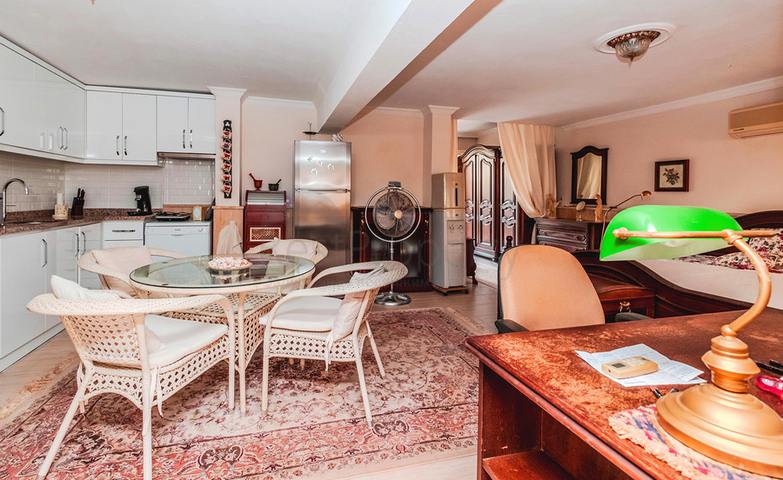 Просторная меблированная вилла всего в 50 м от моря в районе Паяллар / Аланья