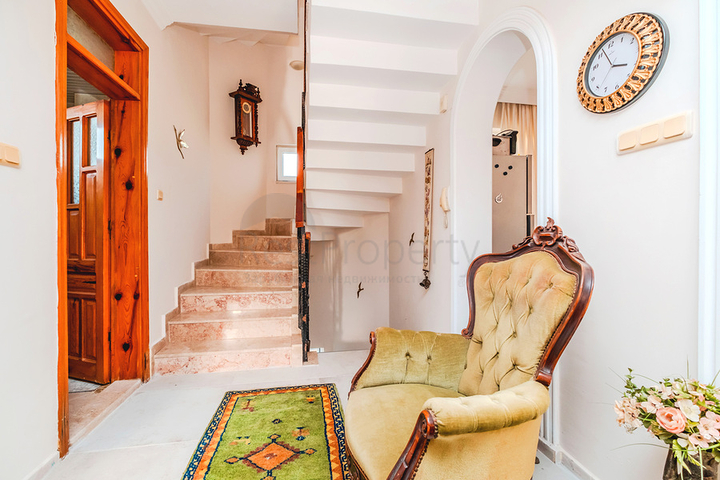 Просторная меблированная вилла всего в 50 м от моря в районе Паяллар / Аланья