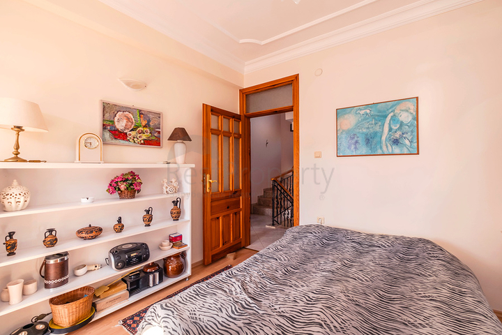 Просторная меблированная вилла всего в 50 м от моря в районе Паяллар / Аланья