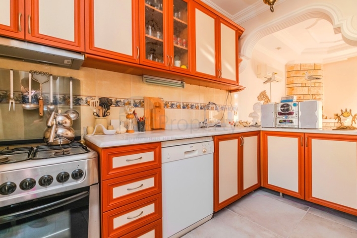 Просторная меблированная вилла всего в 50 м от моря в районе Паяллар / Аланья