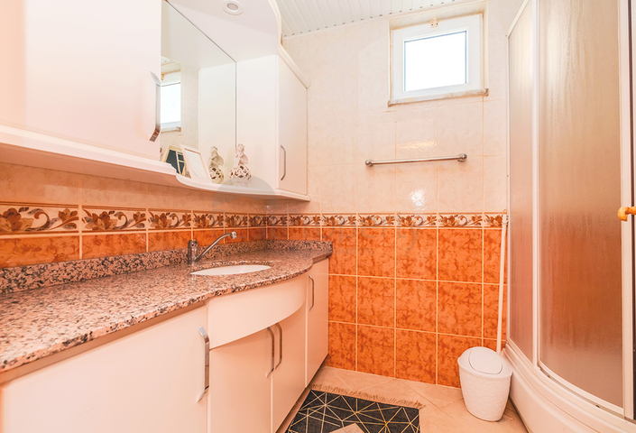 Просторная меблированная вилла всего в 50 м от моря в районе Паяллар / Аланья