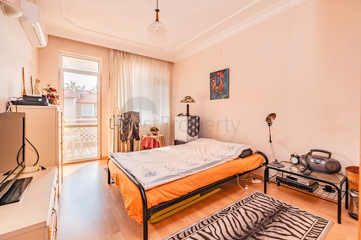 Просторная меблированная вилла всего в 50 м от моря в районе Паяллар / Аланья