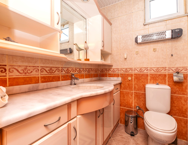 Просторная меблированная вилла всего в 50 м от моря в районе Паяллар / Аланья