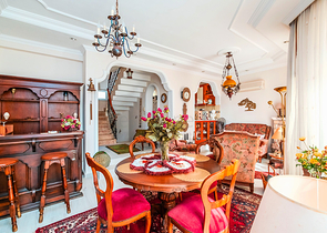 Просторная меблированная вилла всего в 50 м от моря в районе Паяллар / Аланья