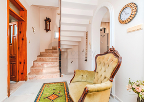 Просторная меблированная вилла всего в 50 м от моря в районе Паяллар / Аланья