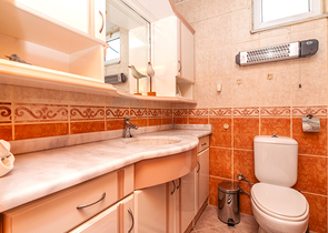 Просторная меблированная вилла всего в 50 м от моря в районе Паяллар / Аланья