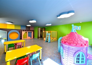 Двухкомнатная квартира с современным оснащением в центре Аланьи