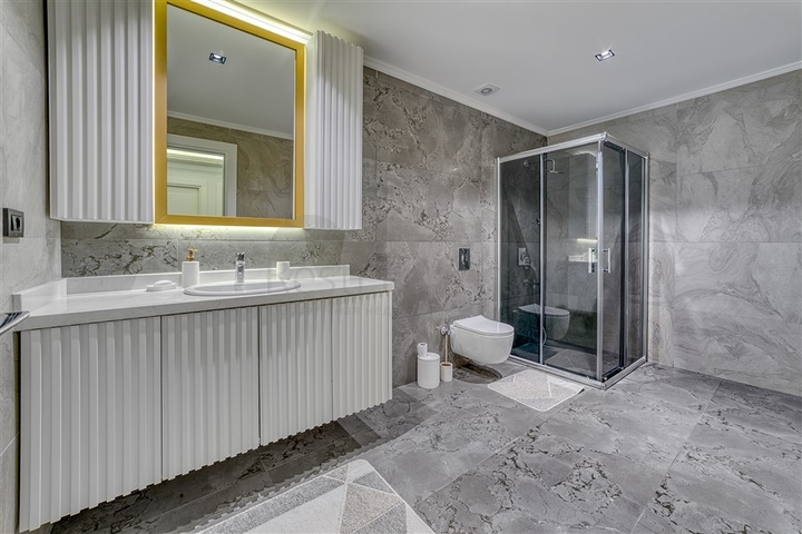 Трёхкомнатный пентхаус с террасой и развитой инфраструктурой в районе Каргыджак