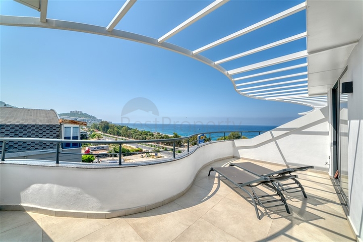 Трёхкомнатный пентхаус с террасой и развитой инфраструктурой в районе Каргыджак