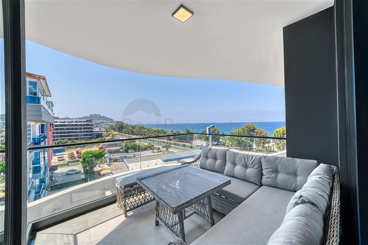 Трёхкомнатный пентхаус с террасой и развитой инфраструктурой в районе Каргыджак