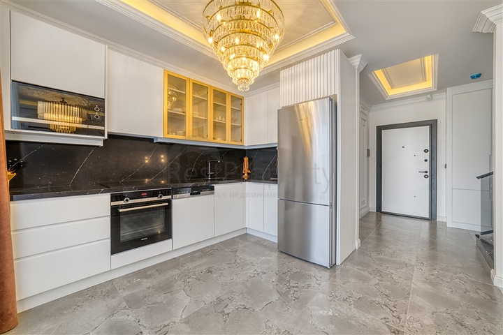 Трёхкомнатный пентхаус с террасой и развитой инфраструктурой в районе Каргыджак