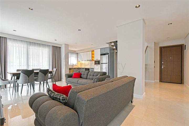 Четырёхкомнатный пентхаус 3+1 с террасой в районе Оба