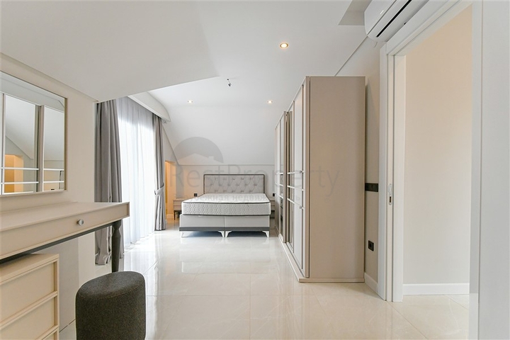 Четырёхкомнатный пентхаус 3+1 с террасой в районе Оба