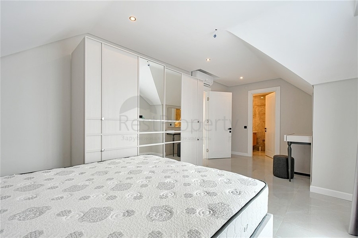 Четырёхкомнатный пентхаус 3+1 с террасой в районе Оба