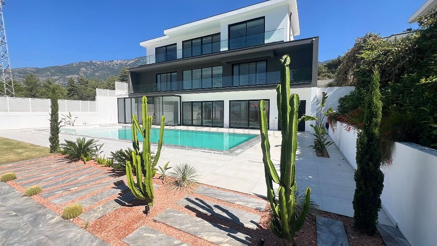 Современная отдельная вилла 4+1 с большим участком в Фетхие