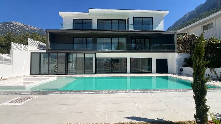 Современная отдельная вилла 4+1 с большим участком в Фетхие
