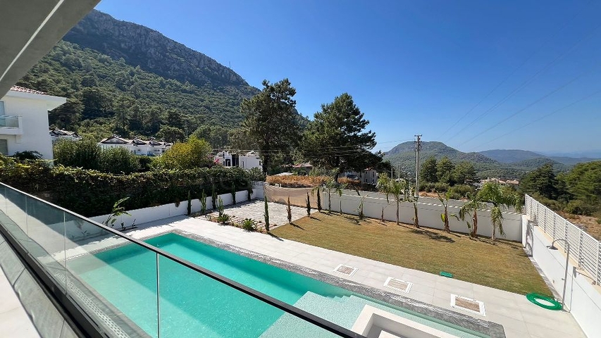 Современная отдельная вилла 4+1 с большим участком в Фетхие