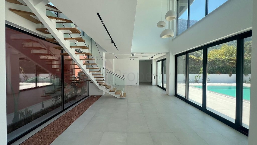 Современная отдельная вилла 4+1 с большим участком в Фетхие