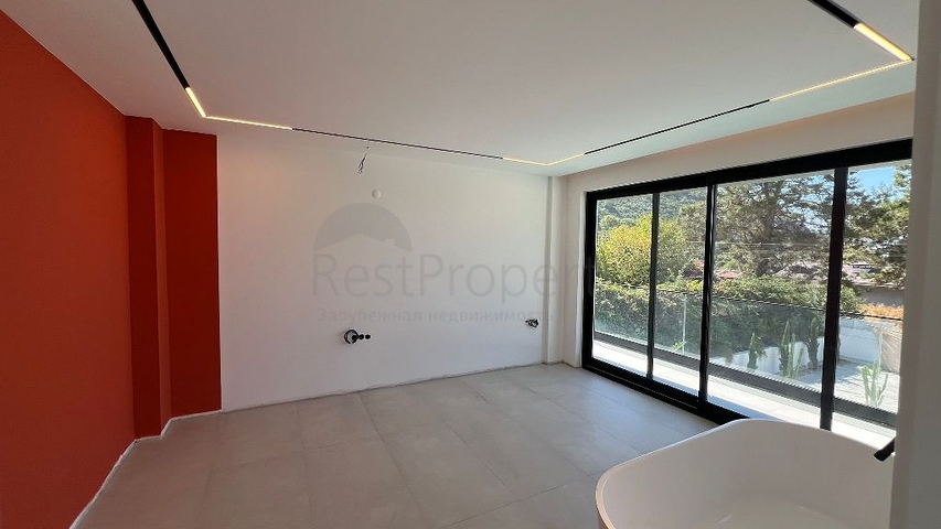 Современная отдельная вилла 4+1 с большим участком в Фетхие