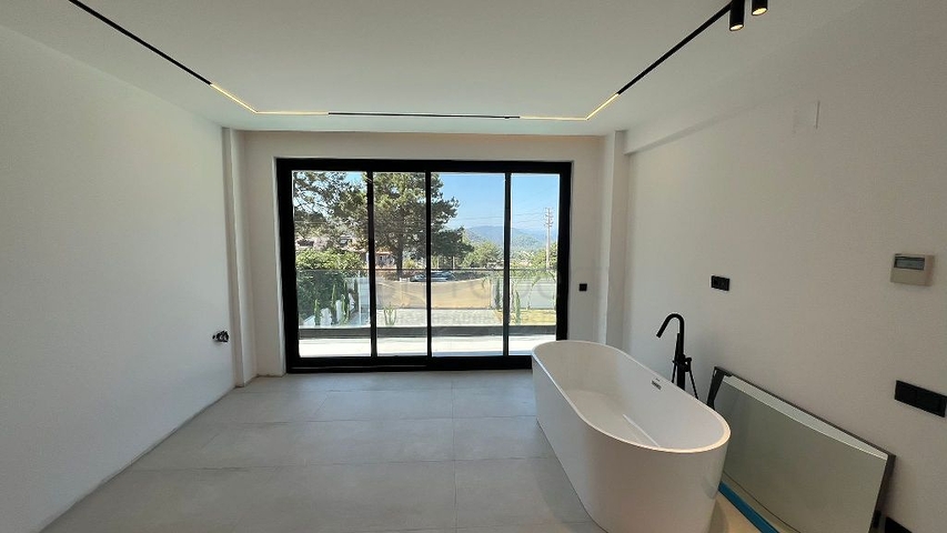 Современная отдельная вилла 4+1 с большим участком в Фетхие