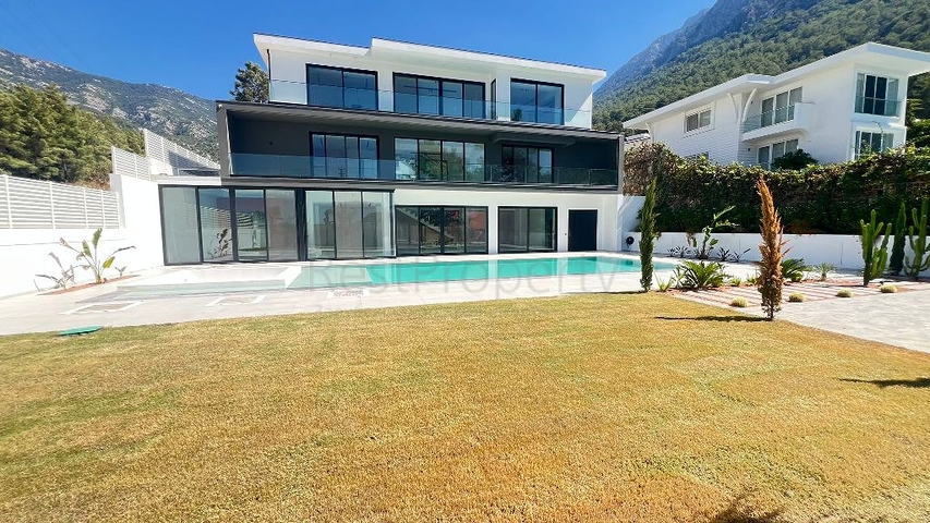 Современная отдельная вилла 4+1 с большим участком в Фетхие