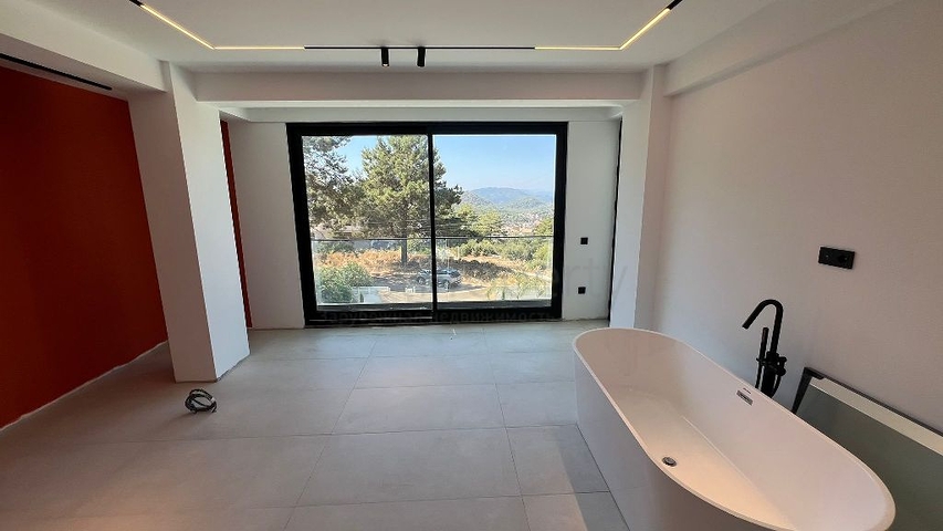 Современная отдельная вилла 4+1 с большим участком в Фетхие