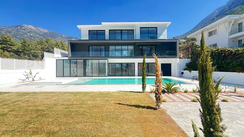 Современная отдельная вилла 4+1 с большим участком в Фетхие