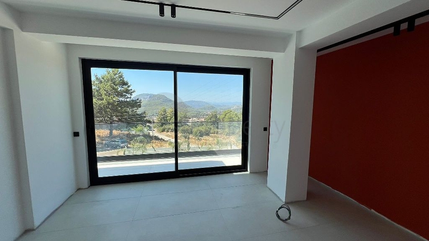 Современная отдельная вилла 4+1 с большим участком в Фетхие