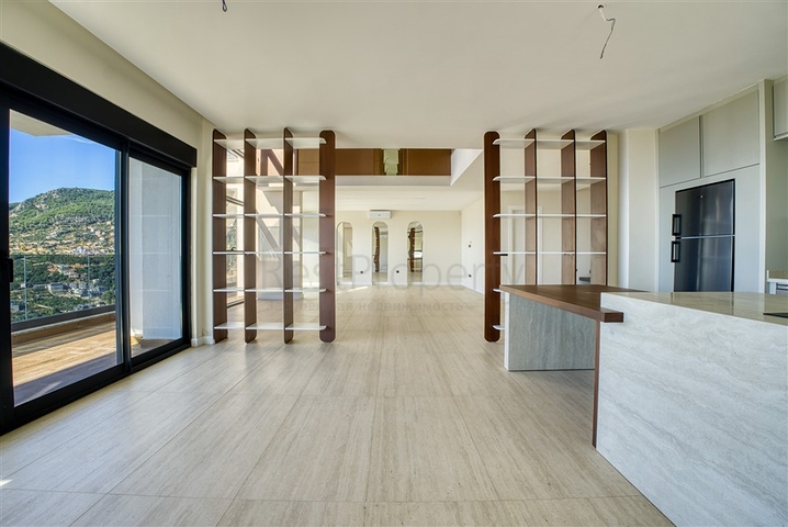 Шестикомнатная вилла 4+2 с частным бассейном в центре Аланьи