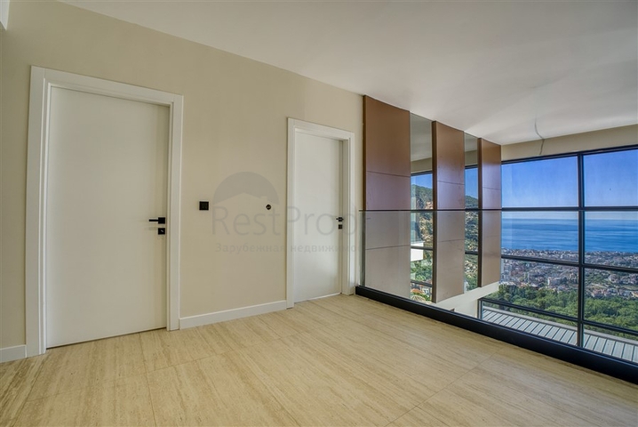 Шестикомнатная вилла 4+2 с частным бассейном в центре Аланьи