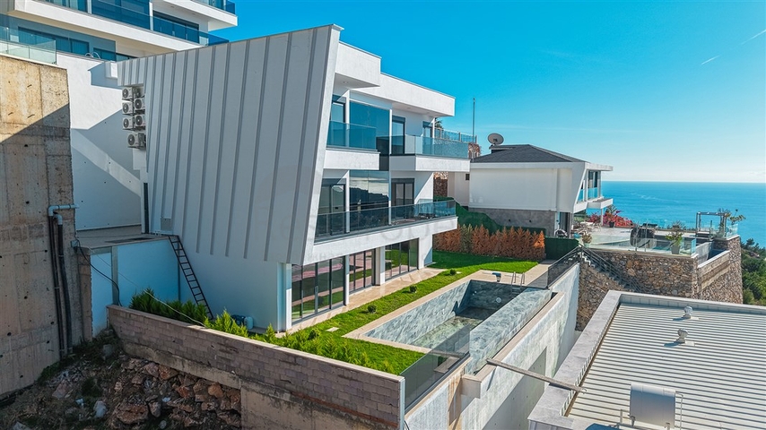 Шестикомнатная вилла 4+2 с частным бассейном в центре Аланьи