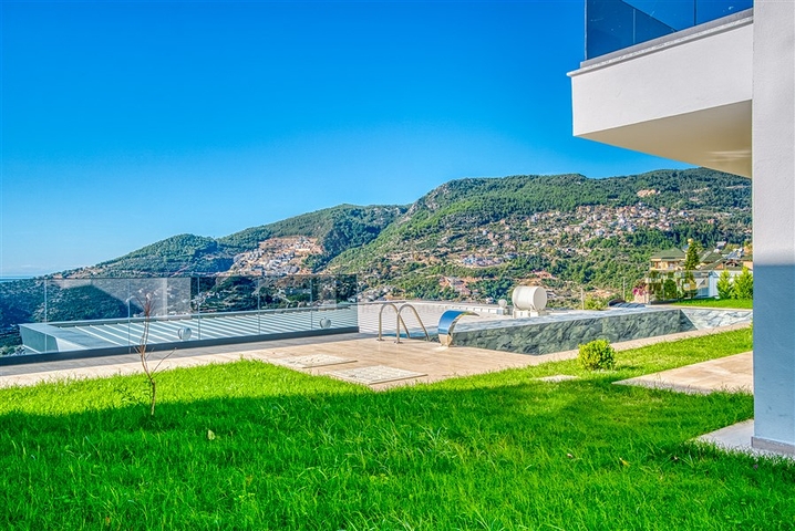 Шестикомнатная вилла 4+2 с частным бассейном в центре Аланьи