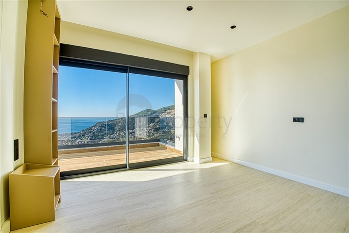 Шестикомнатная вилла 4+2 с частным бассейном в центре Аланьи