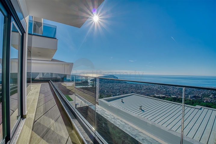 Шестикомнатная вилла 4+2 с частным бассейном в центре Аланьи