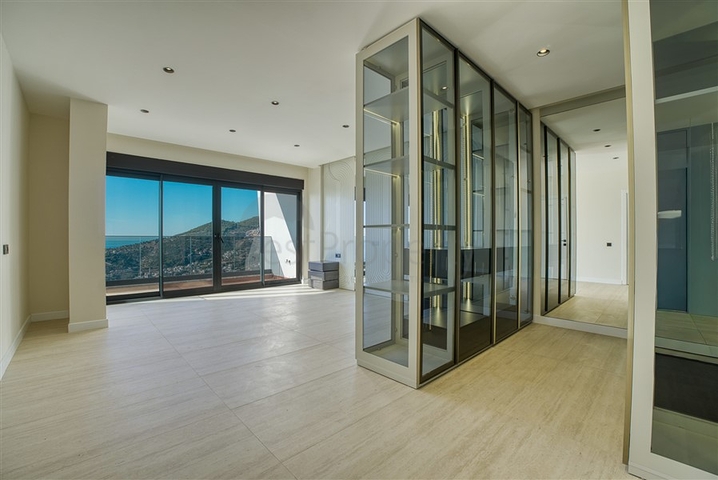 Шестикомнатная вилла 4+2 с частным бассейном в центре Аланьи