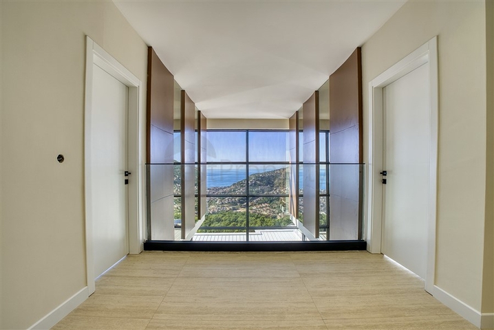 Шестикомнатная вилла 4+2 с частным бассейном в центре Аланьи