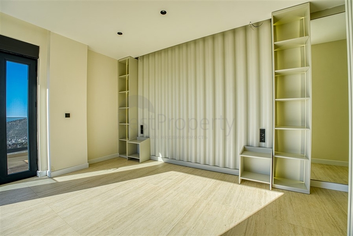 Шестикомнатная вилла 4+2 с частным бассейном в центре Аланьи