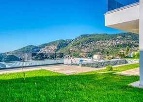 Шестикомнатная вилла 4+2 с частным бассейном в центре Аланьи