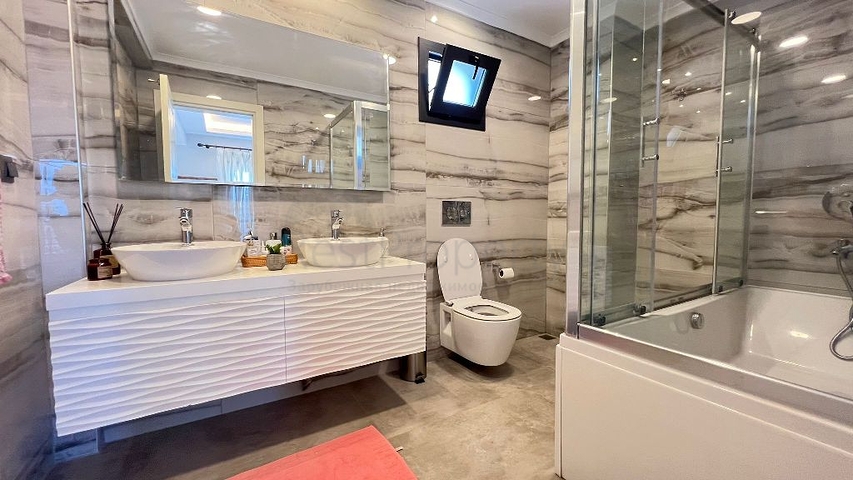 Просторный отдельно стоящий дом в районе Овачик, Фетхие