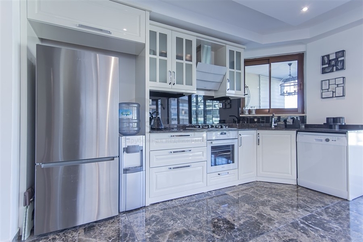 Просторная двухкомнатная квартира с мебелью в районе Каргыджак