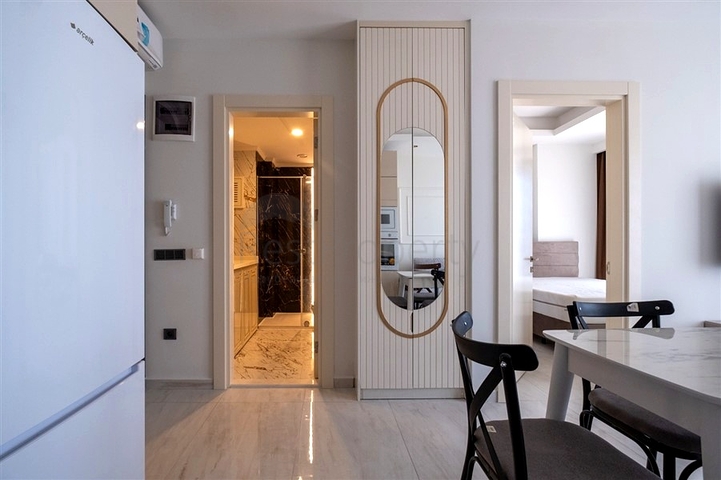 Уютная меблированная квартира в современном жилом комплексе у побережья