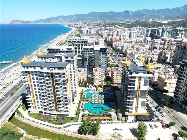 Уютная меблированная квартира в современном жилом комплексе у побережья