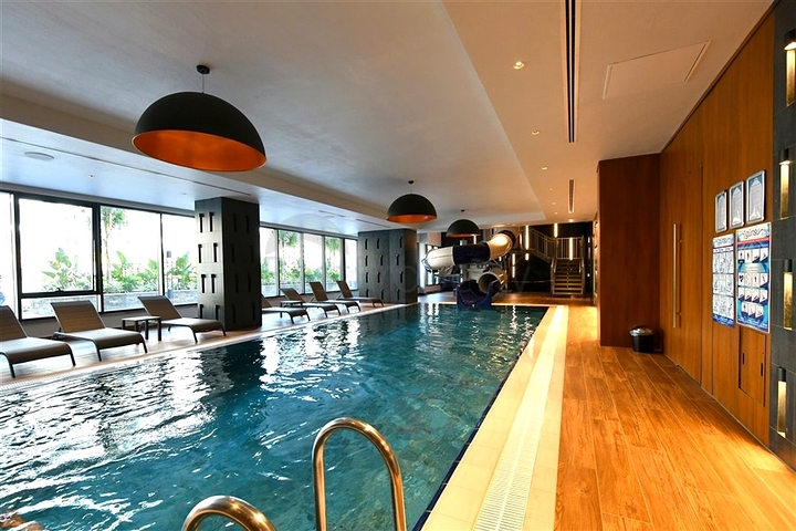 Уютная меблированная квартира в современном жилом комплексе у побережья