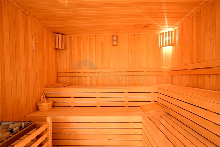 Уютная меблированная квартира в современном жилом комплексе у побережья