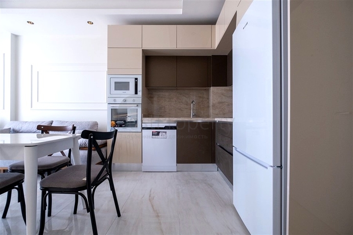 Уютная меблированная квартира в современном жилом комплексе у побережья