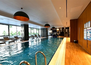 Уютная меблированная квартира в современном жилом комплексе у побережья