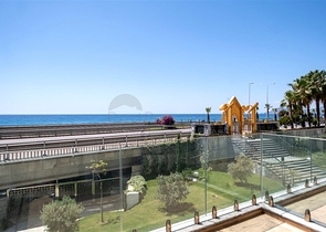 Уютная меблированная квартира в современном жилом комплексе у побережья